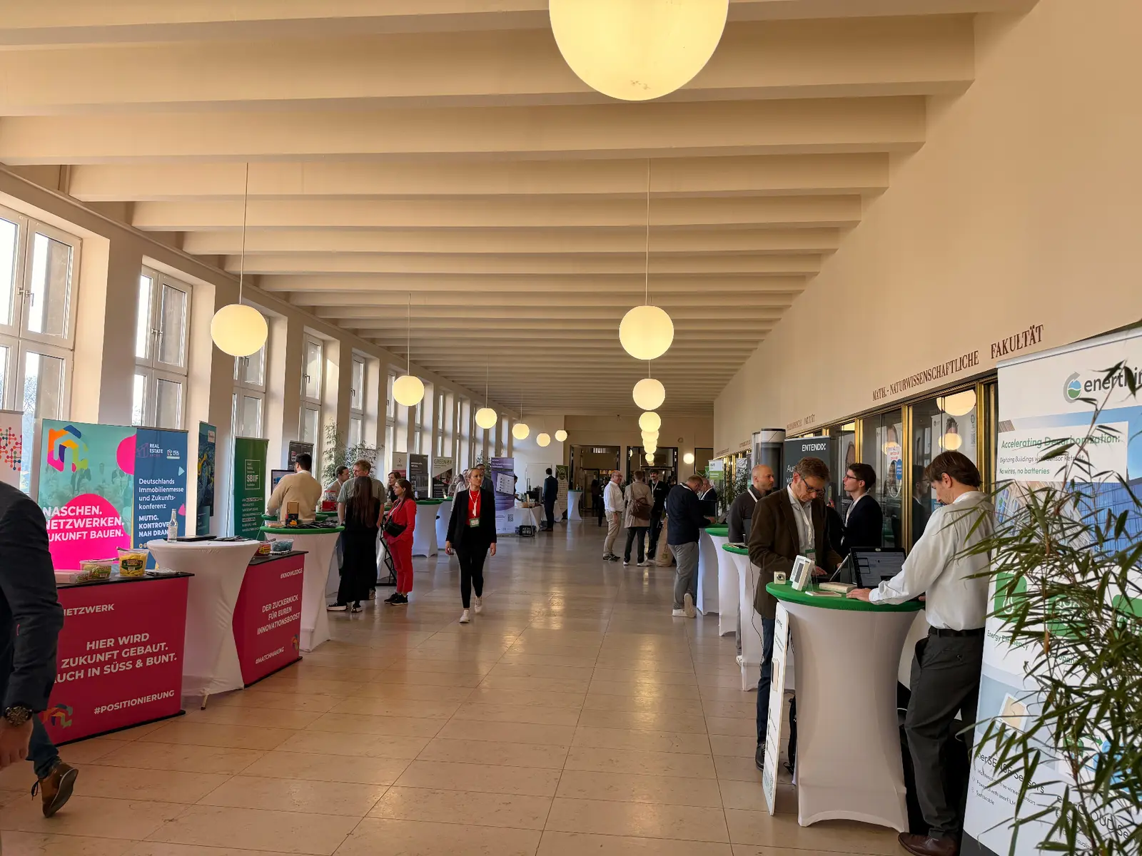 Ausstellungsfoyer mit Partnerständen, u. a. unsere Partner solarloader und abc-Lösungen aus Köln.