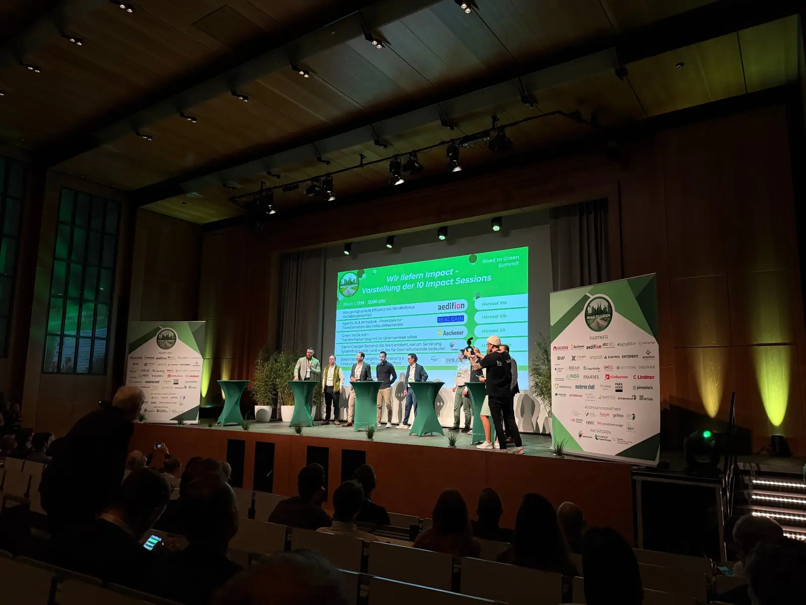 Vorstellung der 10 Impact Sessions auf der Hauptbühne des Road to Green Summit.