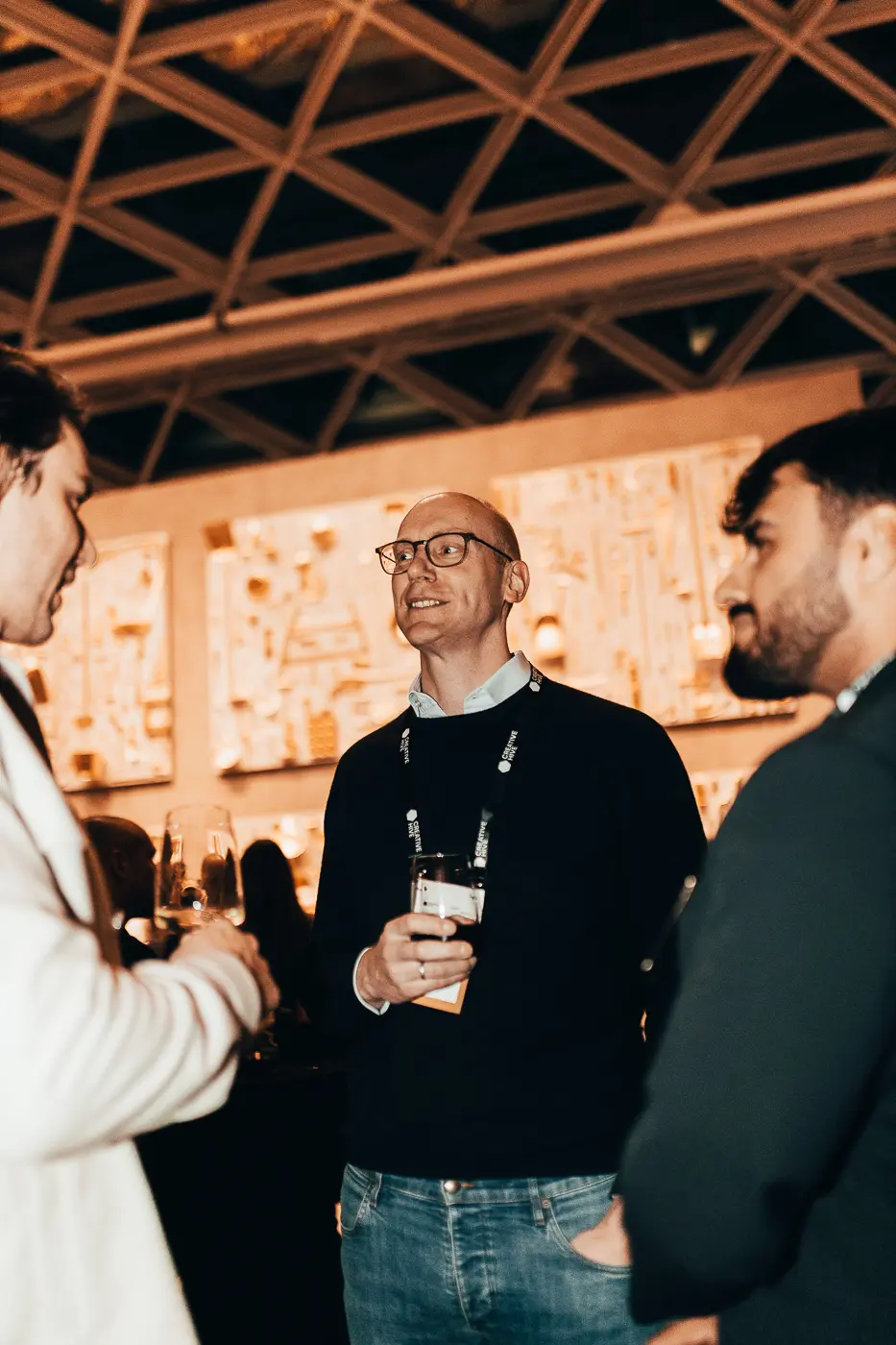 Gesprächsszene mit Gästen beim Networking des Abends