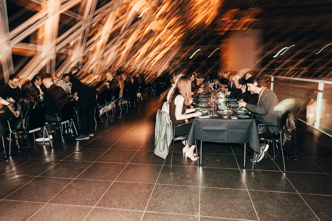 Dynamische Aufnahme des Dinners mit Gästen und Lichtspuren