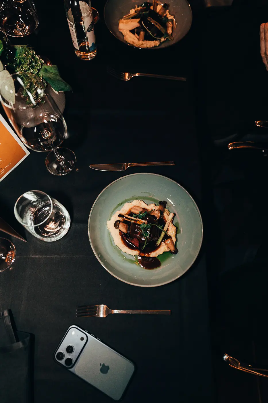 Detailaufnahme eines angerichteten Gangs auf der Dinner-Tafel