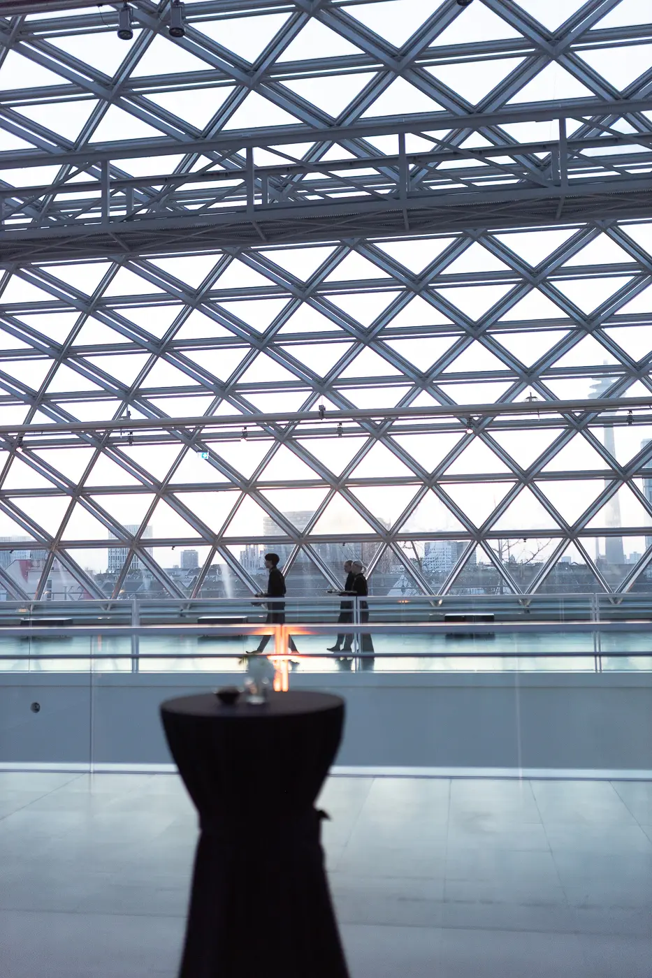 Blick durch die Glasarchitektur des Veranstaltungsorts in Düsseldorf