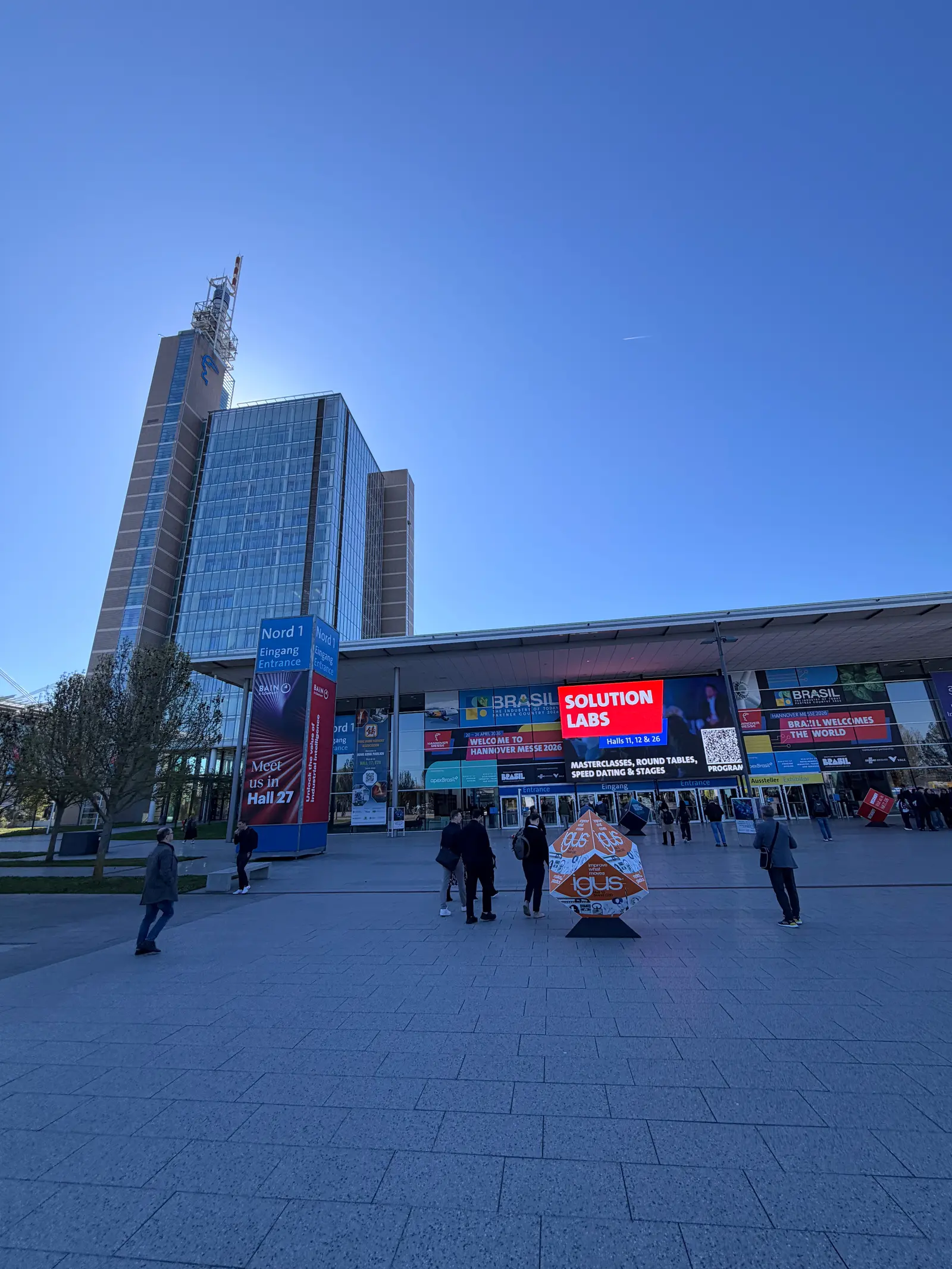 Gespräche und Networking auf der Hannover Messe 2026.