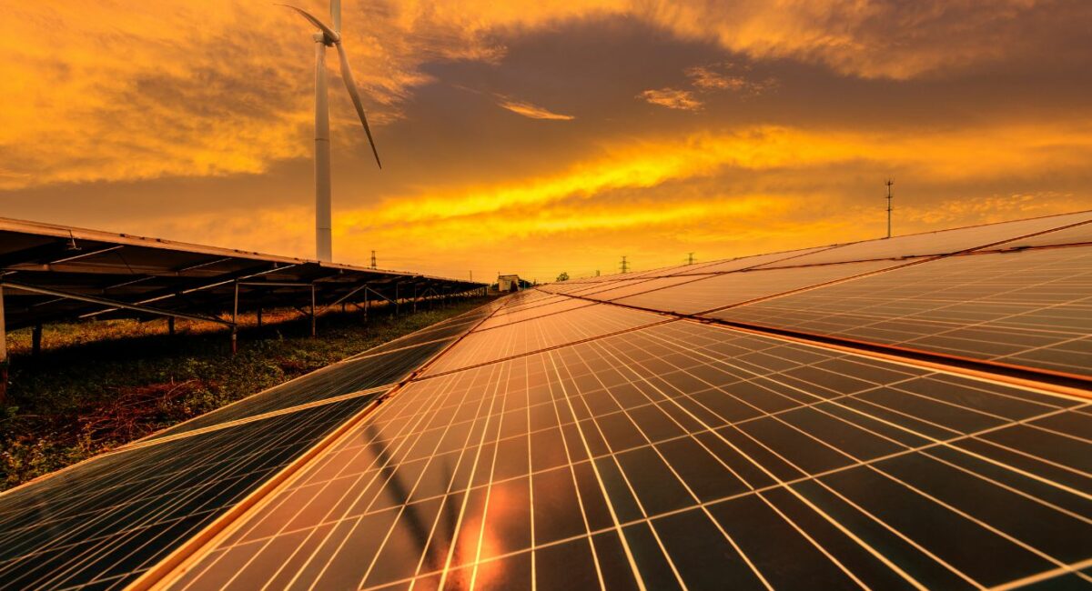 Solarfeld mit Sonnenuntergang