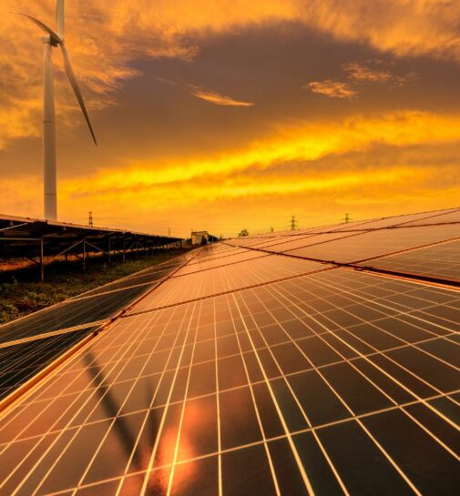 Solarfeld mit Sonnenuntergang